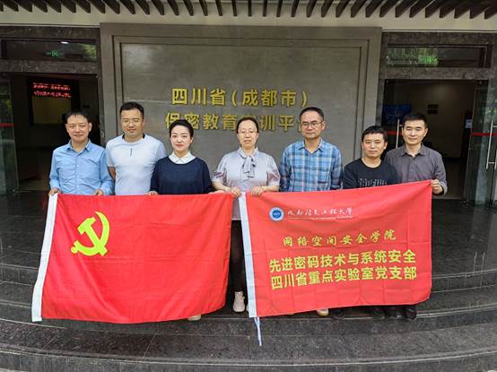 图片包含 建筑, 男人, 小孩, 站 描述已自动生成